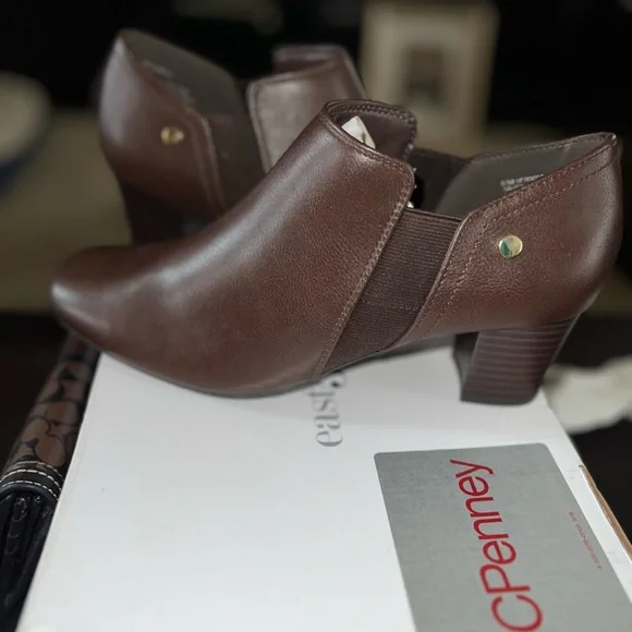 Casual Charm. Brand new, in box, East5th Chocolate ankle boot, 8.5M. Memory Foam - Picture 9 of 11